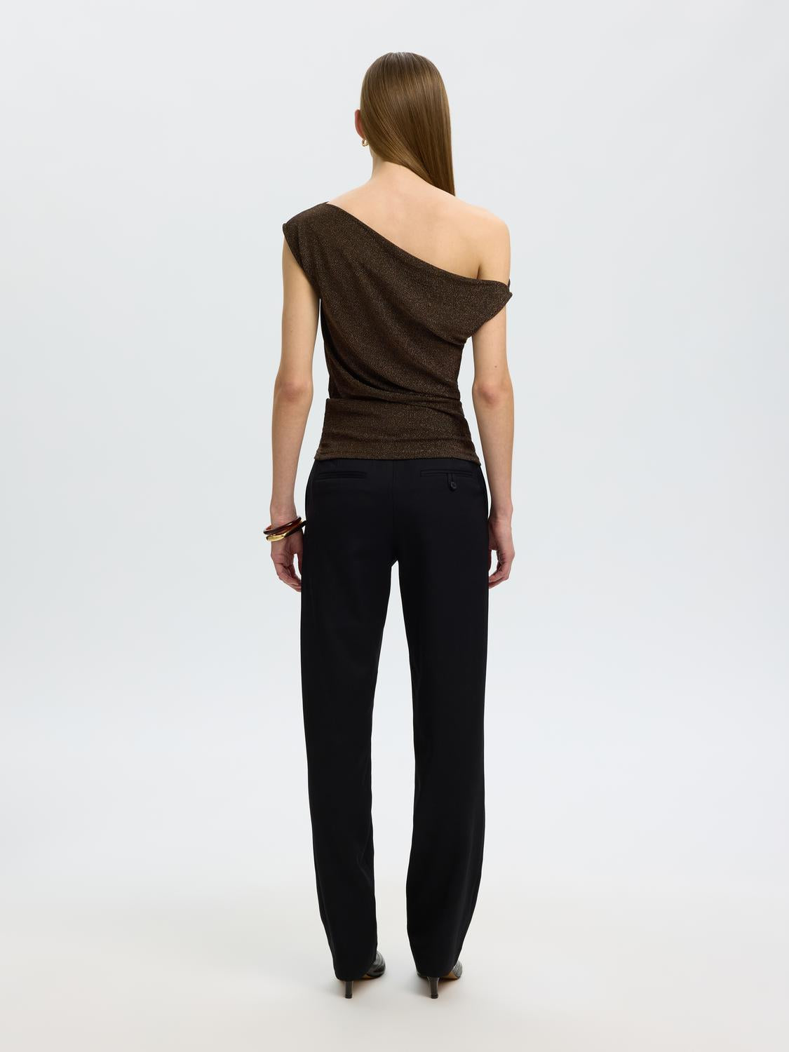 model_shot-back