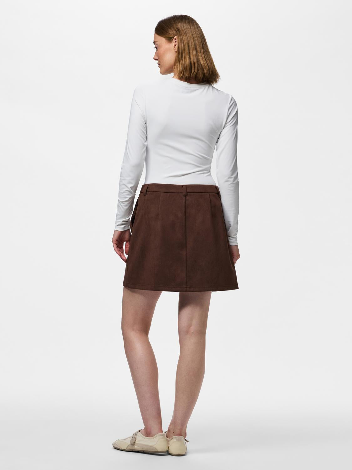 model_shot-back