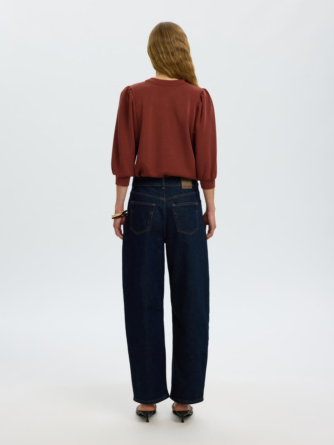 model_shot-back